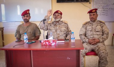 العميد "باخيرالله"  يلقي محاضرة توجيهية عن تحييد المؤسسة العسكرية بعيداً عن الحزبية والسياسية والمناطقية والقبلية بلواء الريان في المكلا