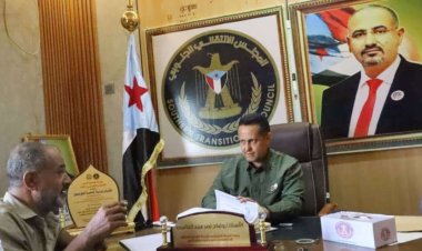 رئيس تنفيذية انتقالي لحج يلتقي مدير إدارة الصحة والسلامة بمكتب الشؤون الاجتماعية