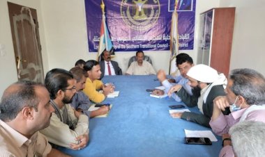 فريق التوجيه والرقابة الرئاسي يلتقي مدير مكتب الأوقاف بمديرية عتق