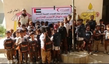 الهلال الأحمر الإماراتي يدشن مشروع توزيع الحقائب المدرسية في أبين