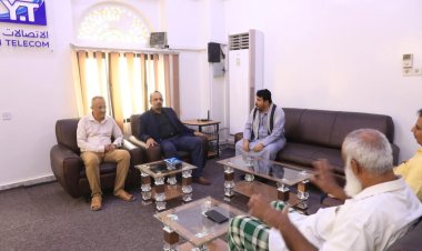محافظ حضرموت يتفقّد العمل بمؤسسة الاتصالات ويشدد على أهمية تطوير الخدمة للمواطنين