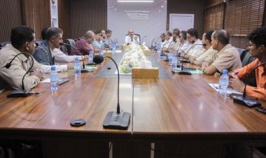 المدير باعباد يناقش مستجدات الأوضاع التربوية والتعليمية بمديريات المحافظة.