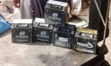 الأجهزة الأمنية بالشحر تضبط متهماً بسرقة 25 بطارية دراجات نارية