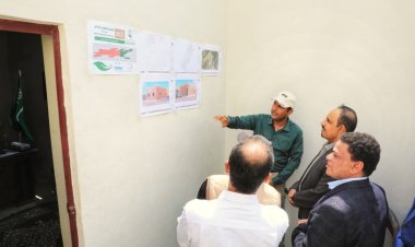 محافظ حضرموت يطلع على سير الأعمال الإنشائية لمشروع توفير المأوى الدائم للأسر الفقيرة والمتضررة من السيول بميفع