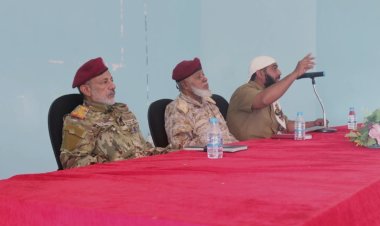 شُعبة التوجية المعنوي بالمنطقة العسكرية الثانية تنظم محاضرة عن تحييد المؤسسة العسكرية بمقر قيادة المنطقة في المكلا