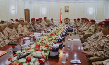 وزير الدفاع يعقد اجتماعا موسعا بقيادة وزارة الدفاع ورؤساء الهيئات ومدراء الدوائر