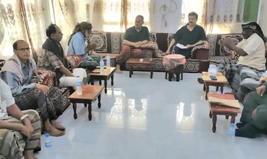 فريق التوجيه والرقابة الرئاسي يلتقي مشايخ ووجهاء مركزي جوه ومومي بمحافظة سقطرى