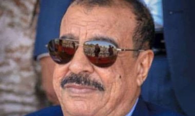 اللواء بن بريك يُعزّي في وفاة الشيخ عوض سالم لروس باعوضة