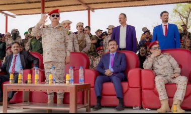 وزير الدفاع ومحافظ شبوة يتفقدان جاهزية الوحدات العسكرية والأمنية ويؤكدان على تعزيز القدرات القتالية.