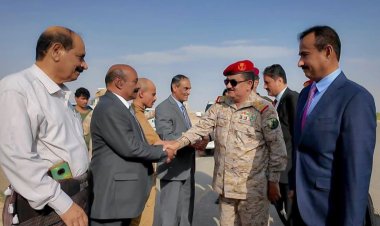 رئيس تنفيذية انتقالي شبوة يشارك في استقبال وزير الدفاع والجبواني بمطار عتق