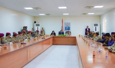 وزير الدفاع ومحافظ شبوة يترأسان اجتماعاً للجنة الأمنية في محافظة شبوة