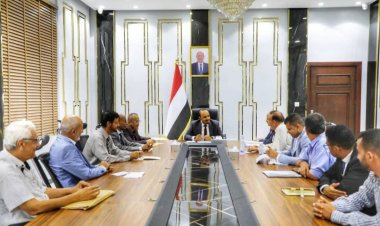 محافظ حضرموت يبحث مع اللجنة الوزارية من وزارة النقل ومصلحة الجمارك سُبل توسعة وتطوير ميناء المكلا بما يواكب متطلبات التنمية الاقتصادية والخدمية