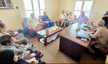 فريق التوجيه والرقابة الرئاسي يلتقي قيادة انتقالي غيل باوزير والسلطة المحلية ويبحث احتياجات المديرية