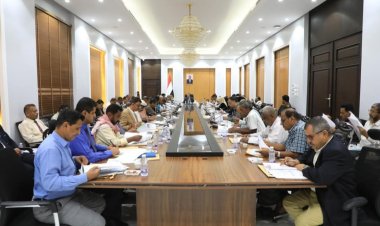 محافظ حضرموت يرأس اجتماعًا للمكتب التنفيذي ويؤكد: السلطة المحلية تخوض "معركة حضرموت للحفاظ على مؤسسات الدولة"