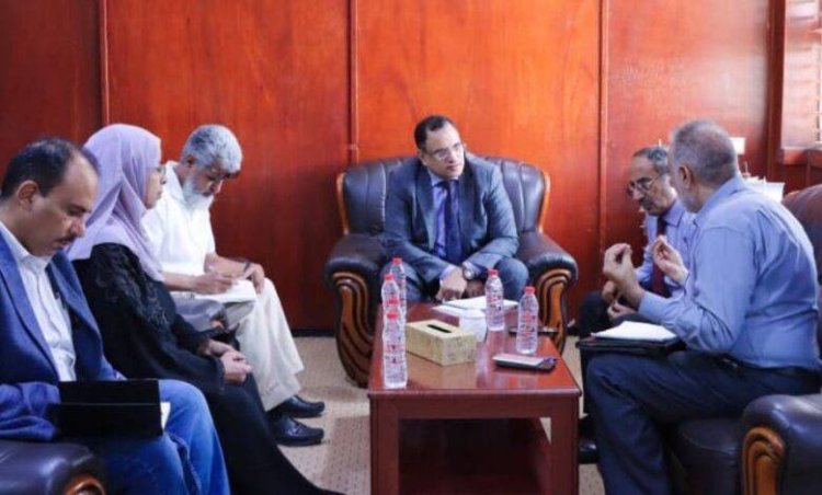 الوزير السقطري يبحث مع عميد كلية الصيدلة سبل تعزيز التعاون في مجال الصناعات الدوائية