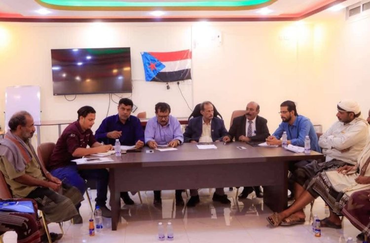 فريق التوجيه والرقابة الرئاسي يعقد اجتماعاً موسعاً مع مدراء إدارات الهيئة التنفيذية ورؤساء هيئات المجلس الانتقالي بمديريات شبوة