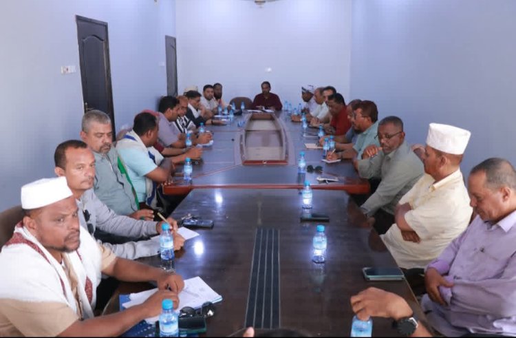 المكتب التنفيذي بالشحر يوصي بمتابعة المشاريع المتعثرة وتحسين الخدمات بالمديرية