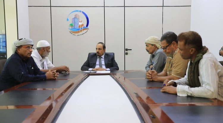 محافظ حضرموت يناقش مع نقابة المهن التربوية الجهود الرامية لاستمرار العملية التعليمية واستقرارها