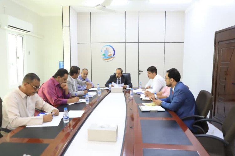 خلال اجتماع ترأسه محافظ حضرموت.. مجلس إدارة صندوق النظافة والتحسين يقرر عدد من المشاريع الحيوية