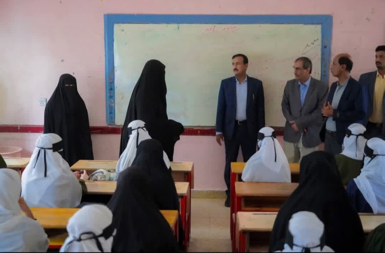 محافظ شبوة يتفقد سير العملية التعليمية في ثانوية بلقيس للبنات بمدينة عتق