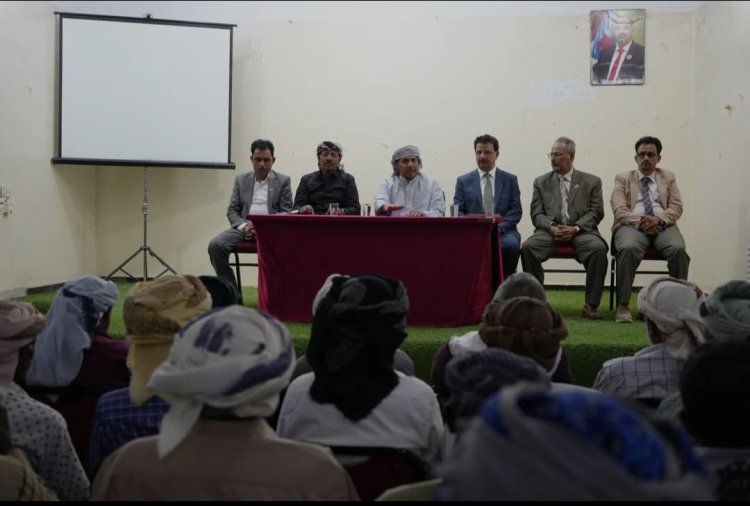 محافظ سقطرى يعقد اجتماعاً مع  مشائخ المراكز لتعزيز الدور المجتمعي في ضبط الأسعار