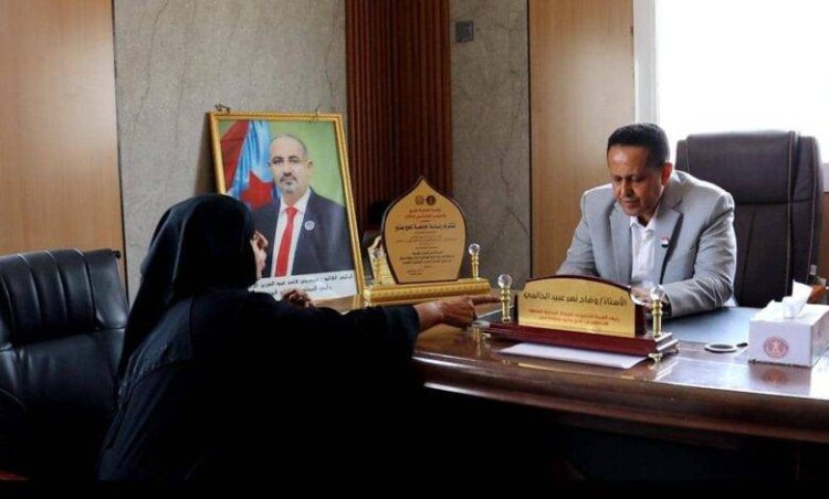 رئيس انتقالي لحج يثني على جهود مكتب محو الأمية