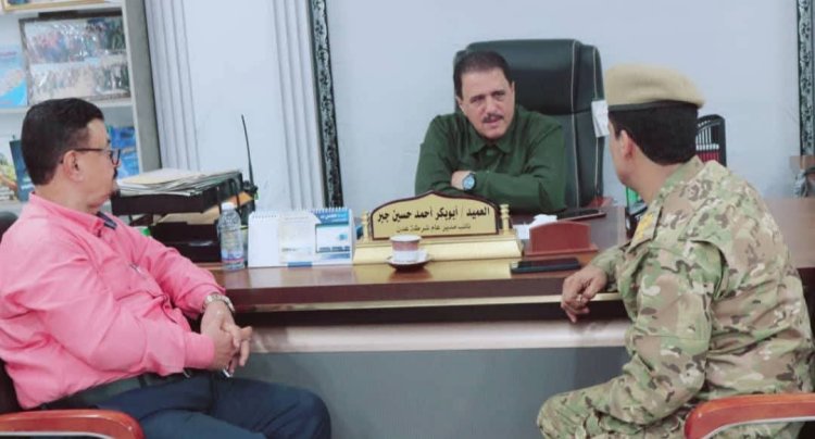 نائب مدير أمن عدن يناقش مع مدير جوازات خور مكسر التحديات الإدارية وآليات معالجتها