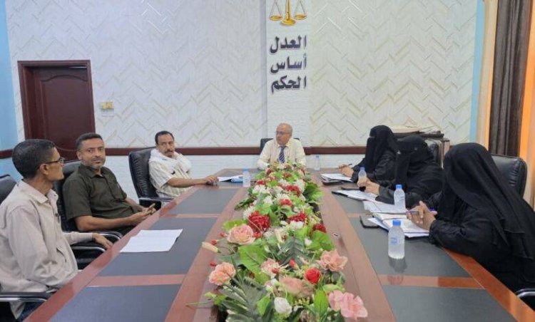 رئيس محكمة استئناف حضرموت يناقش تنظيم الوثائق الثبوتية ومعالجة الإشكاليات المرتبطة بها