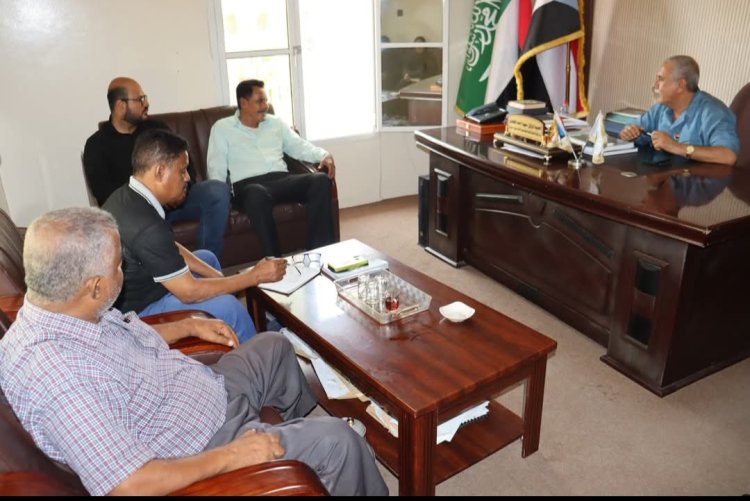 فريق التوجيه والرقابة الرئاسي يلتقي مدير مكتب الإعلام بساحل حضرموت
