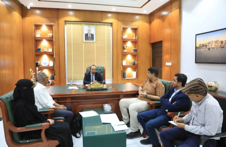 محافظ حضرموت يطلع على خطط مؤسسة دوعن العمارة الطينية لترميم معالم أثرية بالمحافظة