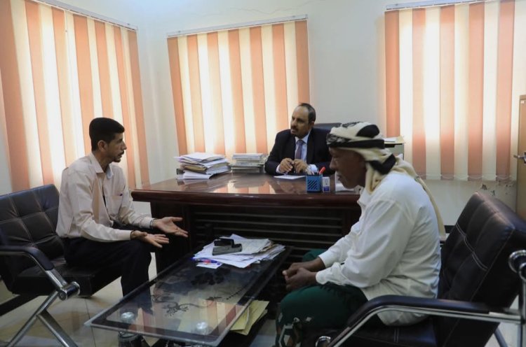 محافظ حضرموت يطلع على سير العمل بمكتب الشؤون القانونية ويتفقد أوضاع موظفيه