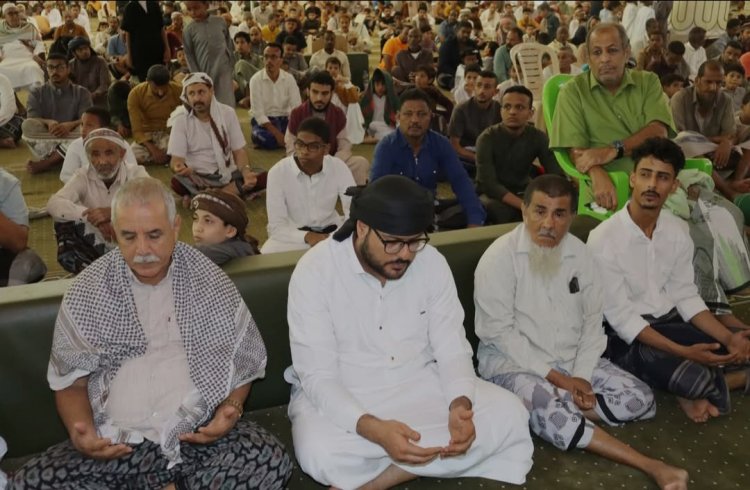 فريق التوجيه والرقابة الرئاسي يؤدي صلاة الجمعة مع جموع المصلين بمسجد ورسما في المكلا