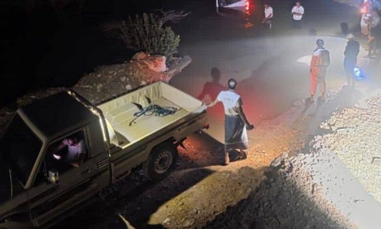 شبوة : تدفق قوي للسيول يؤدي إلى جرف ثلاث سيارات دون خسائر بشرية