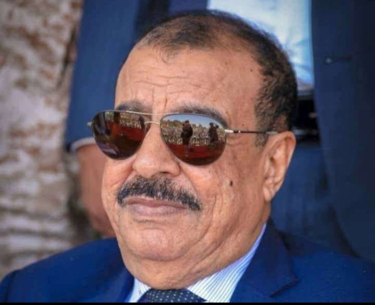 اللواء بن بريك يُعزّي في وفاة المناضل والتربوي اللواء الركن أحمد المنتصر