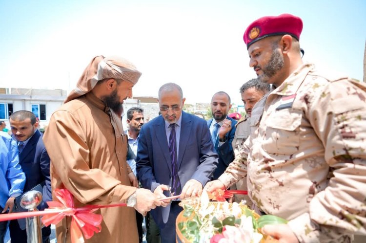 الرئيس الزُبيدي يفتتح قسم الرقود ويضع حجر الأساس لأقسام طبية متقدمة بمستشفى عبود العسكري