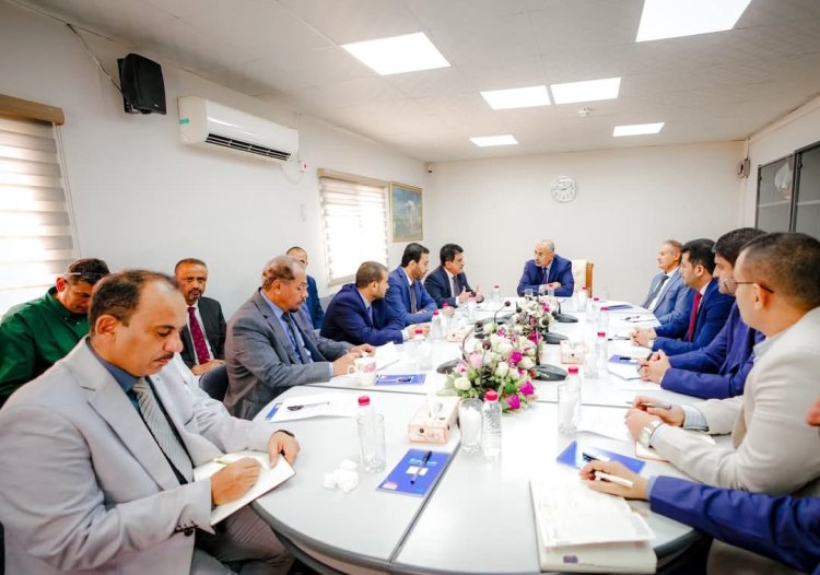 الرئيس الزُبيدي يترأس اجتماعا موسعا للوقوف على الخطوات المنجزة لإعادة تشغيل مصفاة عدن