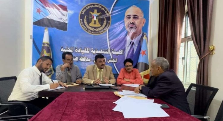 فريق الرقابة والتوجيه الرئاسي يعقد اجتماعًا مع مكتب المالية بالسلطة المحلية في الضالع