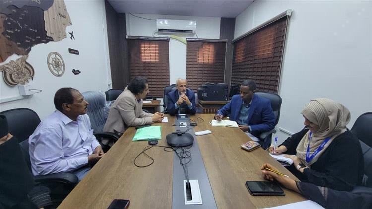 الوكيل الشبحي يناقش مع منظمة الإغاثة الدولية تدخلاتها في القطاع الصحي في بلادنا