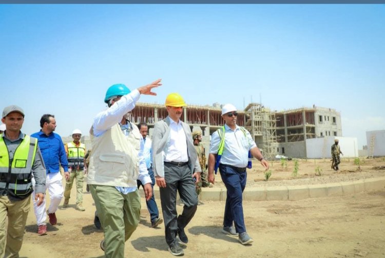لملس يطلع على سير العمل في مشروعي مدينة الشيخ محمد بن زايد الطبية وشلالات عقبة عدن ومبنى محلي صيرة