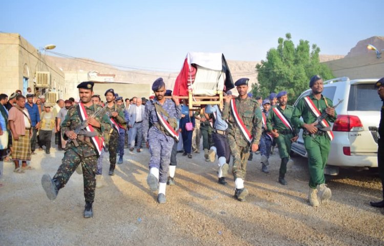 مديرية تريم تُشيِّع جثمان الشهيد رجل المرور مساعد أول/ دوار علي صالح عزيز