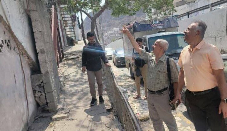 الجاوي يتفقد مدرستي فاطمة الزهراء والصديق ويقف على مشكلات المياه في بعض أحياء المعلا