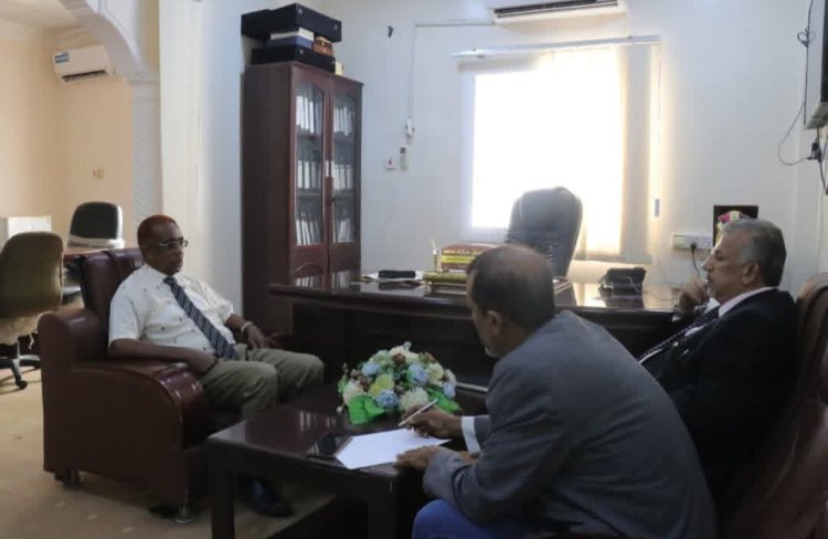 فريق التوجيه والرقابة الرئاسي يزور مكتب الصحة بالمهرة ويطلع على الخدمات المقدمة للمواطنين