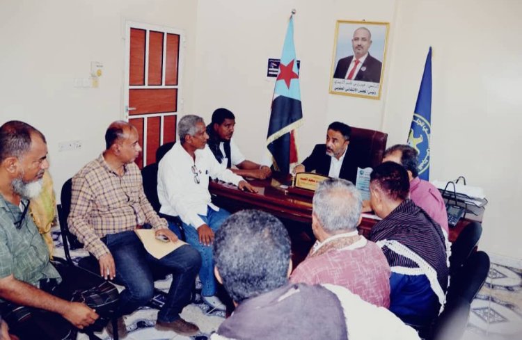 رئيس تنفيذية انتقالي أبين يلتقي بمدير عام مكتب النقل ورئيس اللجنة النقابية لسائقي الأجرة بالمحافظة