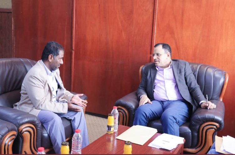 الوزير السقطري يطّلع من مدير زراعة وادي وصحراء حضرموت على أضرار السيول الاخيرة