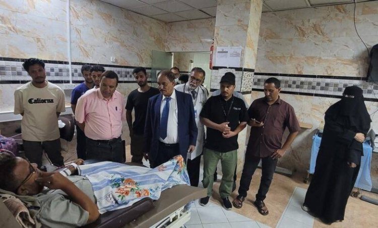 محافظ الضالع يزور مركز الغسيل الكلوي ويشرف على إجراء عملية الاستلام والتسليم بين المديرين.