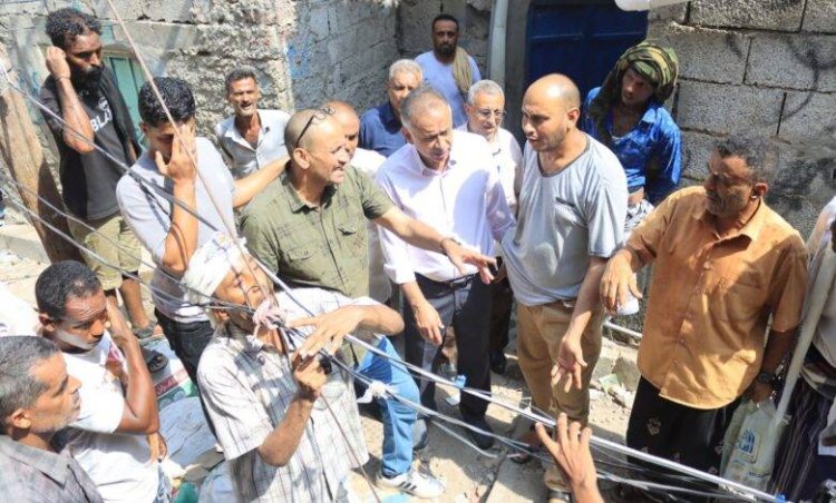 الجاوي وباخبيره يطلعان على أوضاع المياه في حي لبوزة (جبل ردفان) بالمعلا