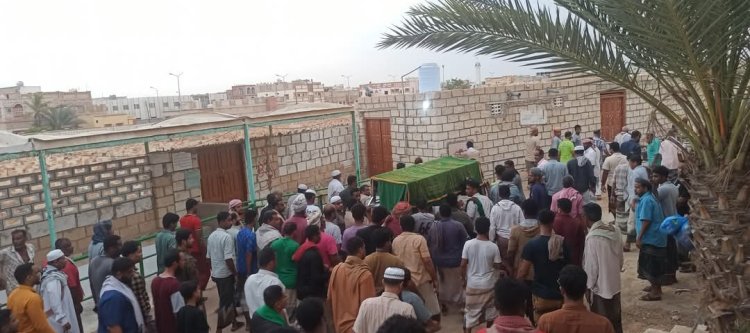 في موكب جنائزي مهيب - جموع غفيرة تشيع جثمان الفقيد أحمد عمر مدي المدير العام لأسبق لمديرية الشحر