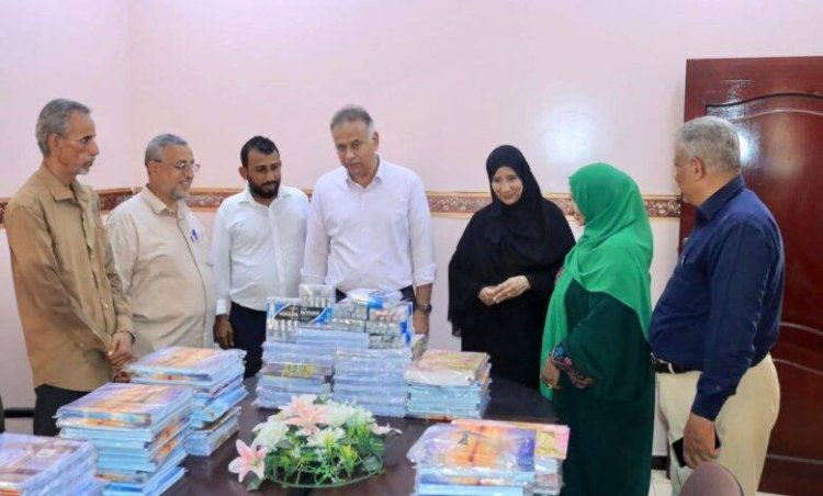 المعلا.. توزيع أدوات مدرسية لمعلمي ومعلمات المديرية