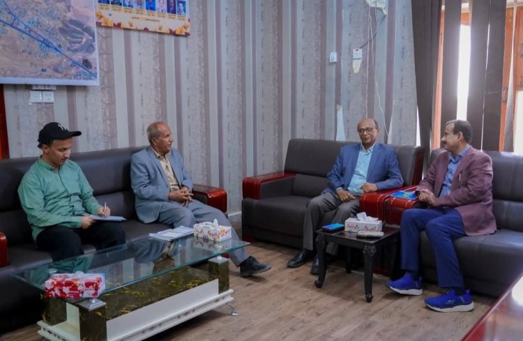 محافظ شبوة يناقش مع رئيس هيئة موانئ البحر العربي سبل تعزيز التنسيق وتطوير العمل البحري