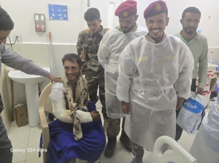 قائد الوية الدعم والاسناد العميد نصر اليافعي يطمئن على صحة جرحى الوية الدعم في مستشفى عبود العسكري